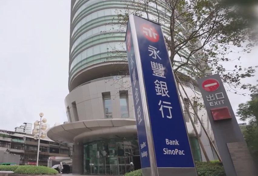 永豐金於今年5月29日股東會宣布旗下永豐銀行將以「吸收合併」方式迎娶京城銀行，預計2027年第一季完成合併與更名。圖為永豐金控旗下永豐銀行。(圖：永豐銀行YT)