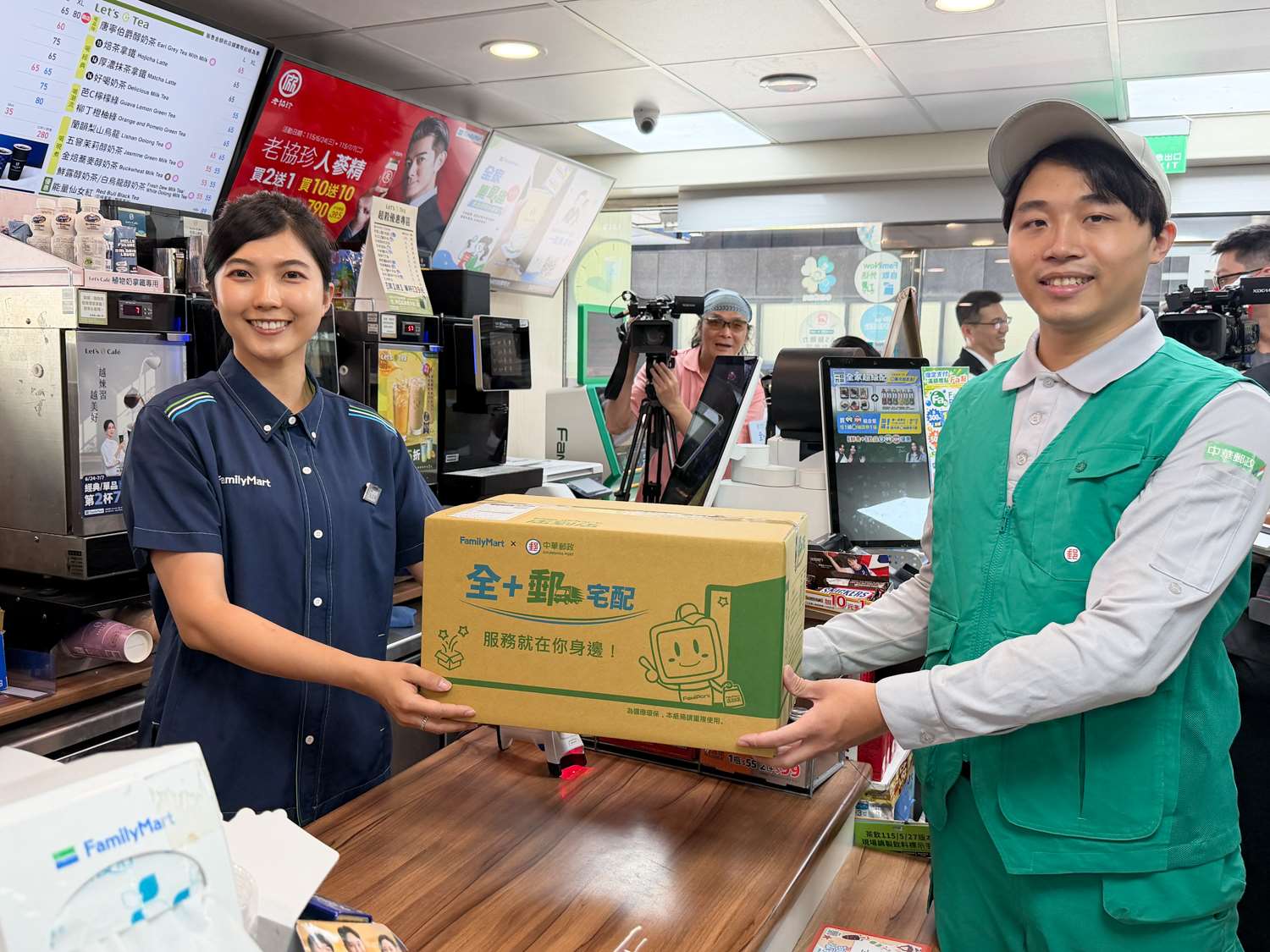 「全+郵宅配」服務2日正式上線，寄件人只需在全家FamiPort機台輸入寄件者及收件人資訊，再列印單據後，即可將包裹交給店員(左)，後續再透過全台近萬名郵務士(右)配送到家。(吳琍君攝)