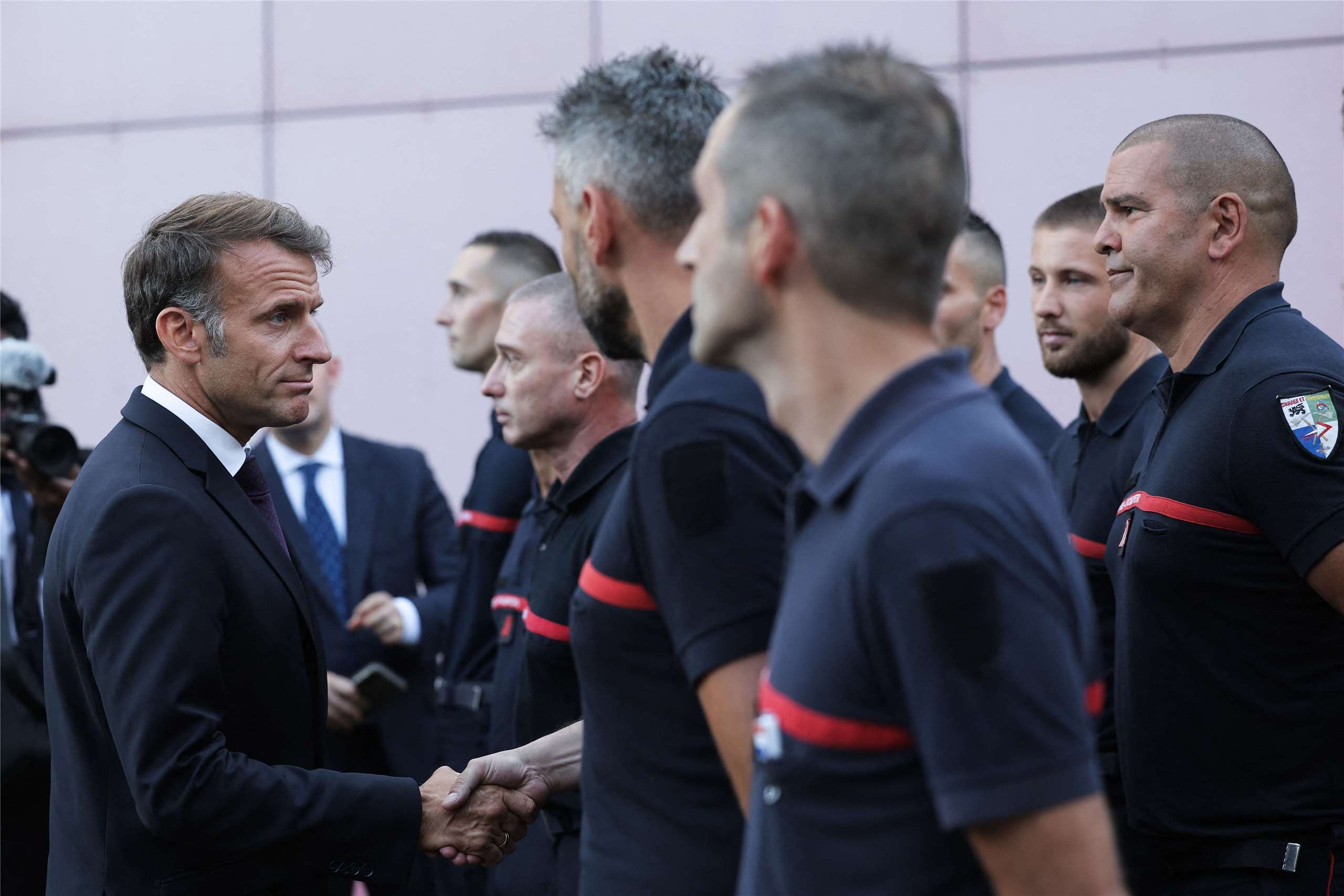 法國總統馬克宏(Emmanuel Macron)27日視察位於波爾多的危機中心。