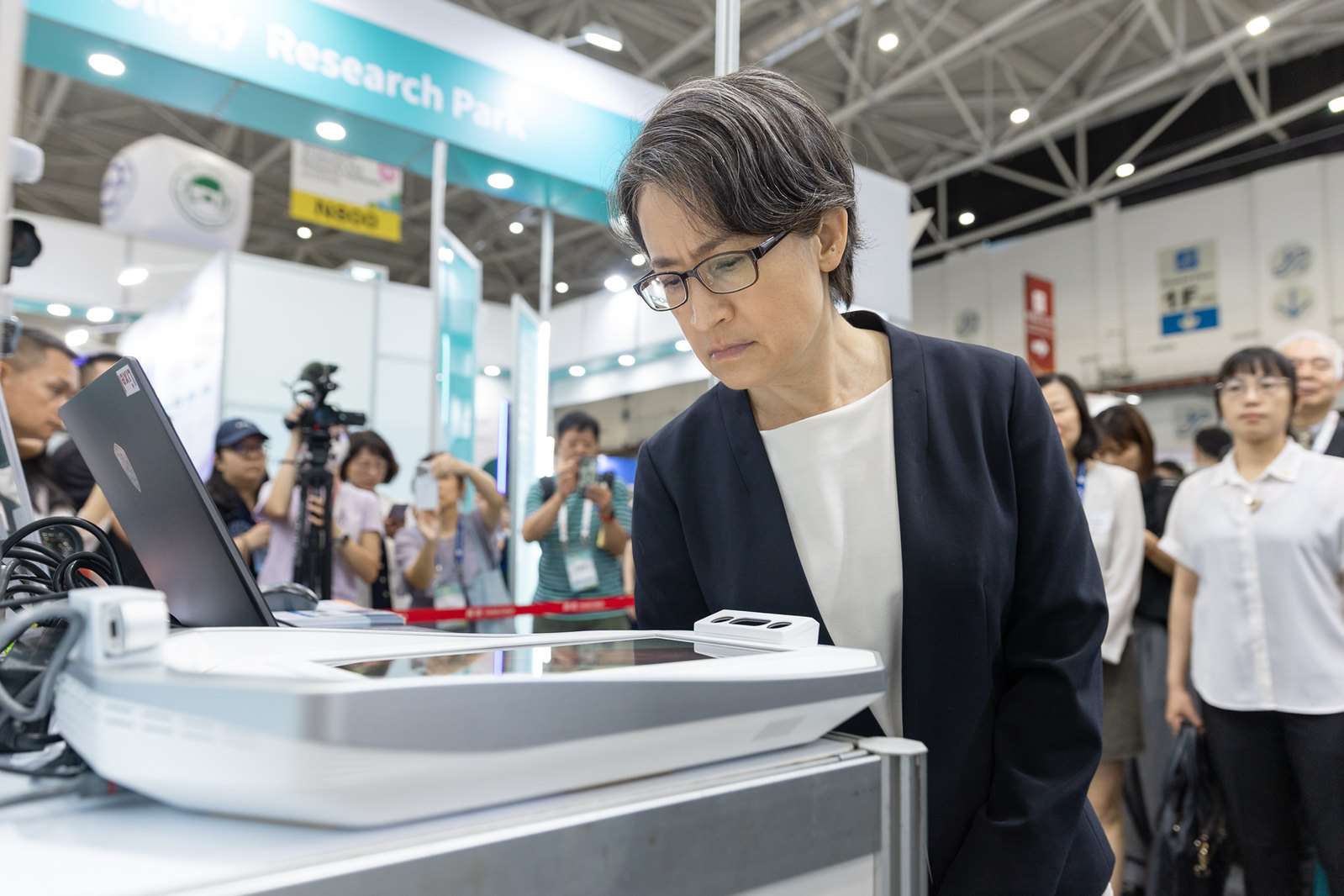 「2026亞洲生技大展」於7月16日至19日在台北登場，副總統蕭美琴17日前往國家衛生研究院、衛福部、國科會等單位攤位參觀。(總統府提供)