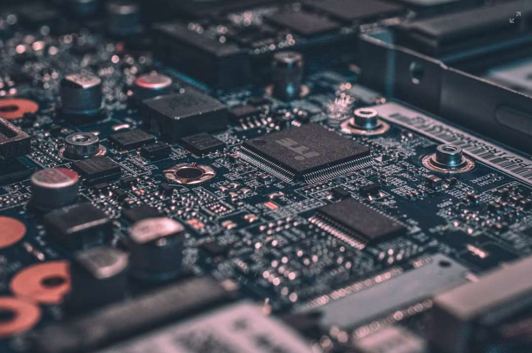 中國的平價型筆電目前極度缺貨，價格衝擊已從上游晶片產業鏈傳導到消費電子市場。筆電零件示意圖。(Unsplash)