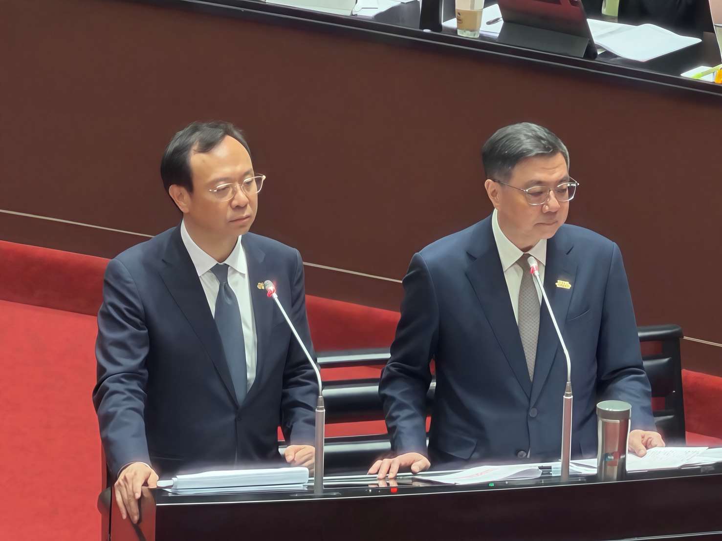 行政院長卓榮泰(右)及衛福部長石崇良(左)14日赴立法院進行「中聯油脂大豆沙拉油事件及食安監管機制缺失檢討」專案報告。(鄭佑漢 攝)