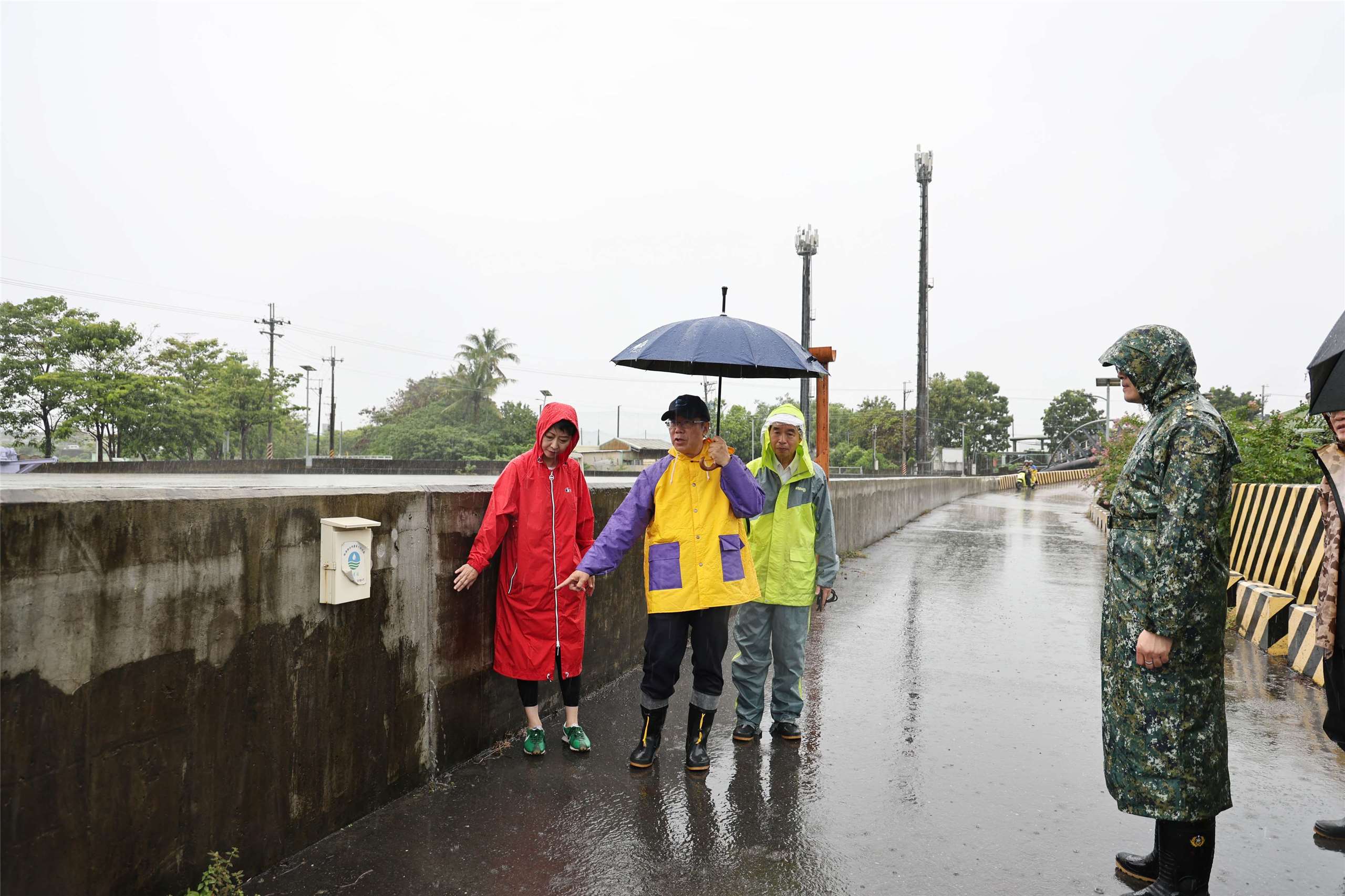 台南市水利局指出，6月29日向中央提出全市改善計畫，爭取加碼20億元治水預算，已獲中央初步同意。圖為台南市長黃偉哲勘災。(圖：台南市政府)