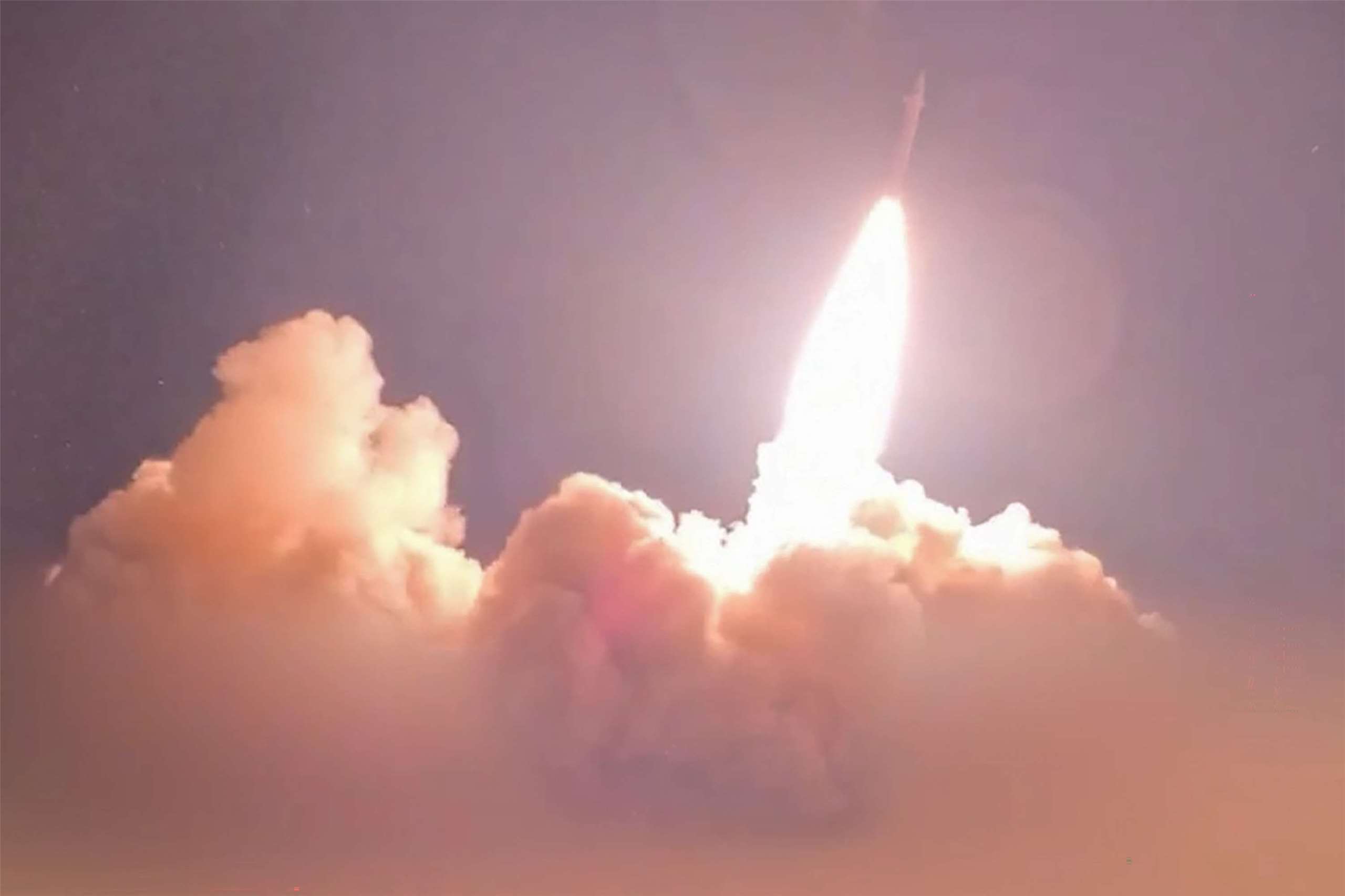伊朗革命衛隊2026年7月16日公布的影片顯示，伊朗朝約旦、科威特和巴林的美軍基地發射飛彈。資料照片。