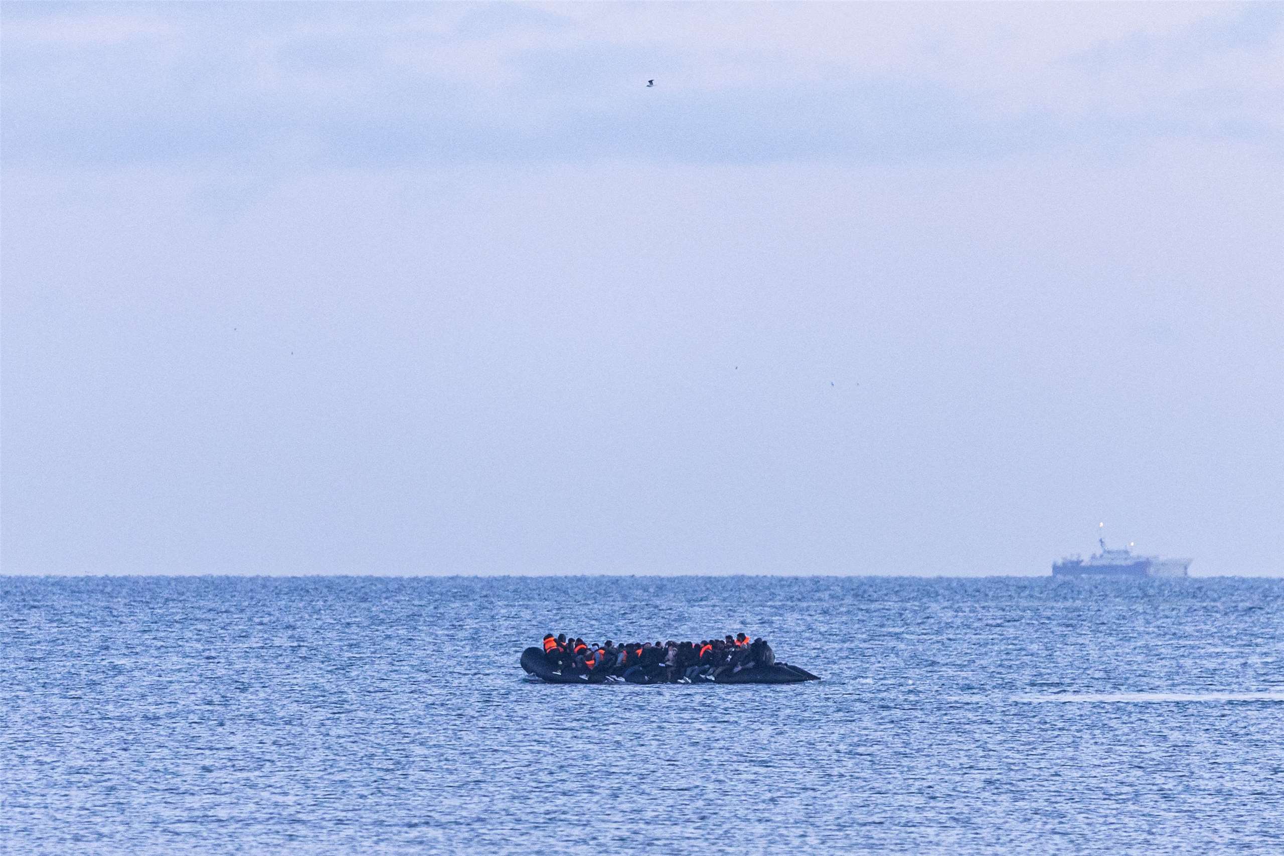 一艘載有128人的船隻10日抵達英格蘭海岸，創下橫越英吉利海峽(English Channel)單船人數新高。圖為移民試圖穿越英吉利海峽資料照。(AFP)