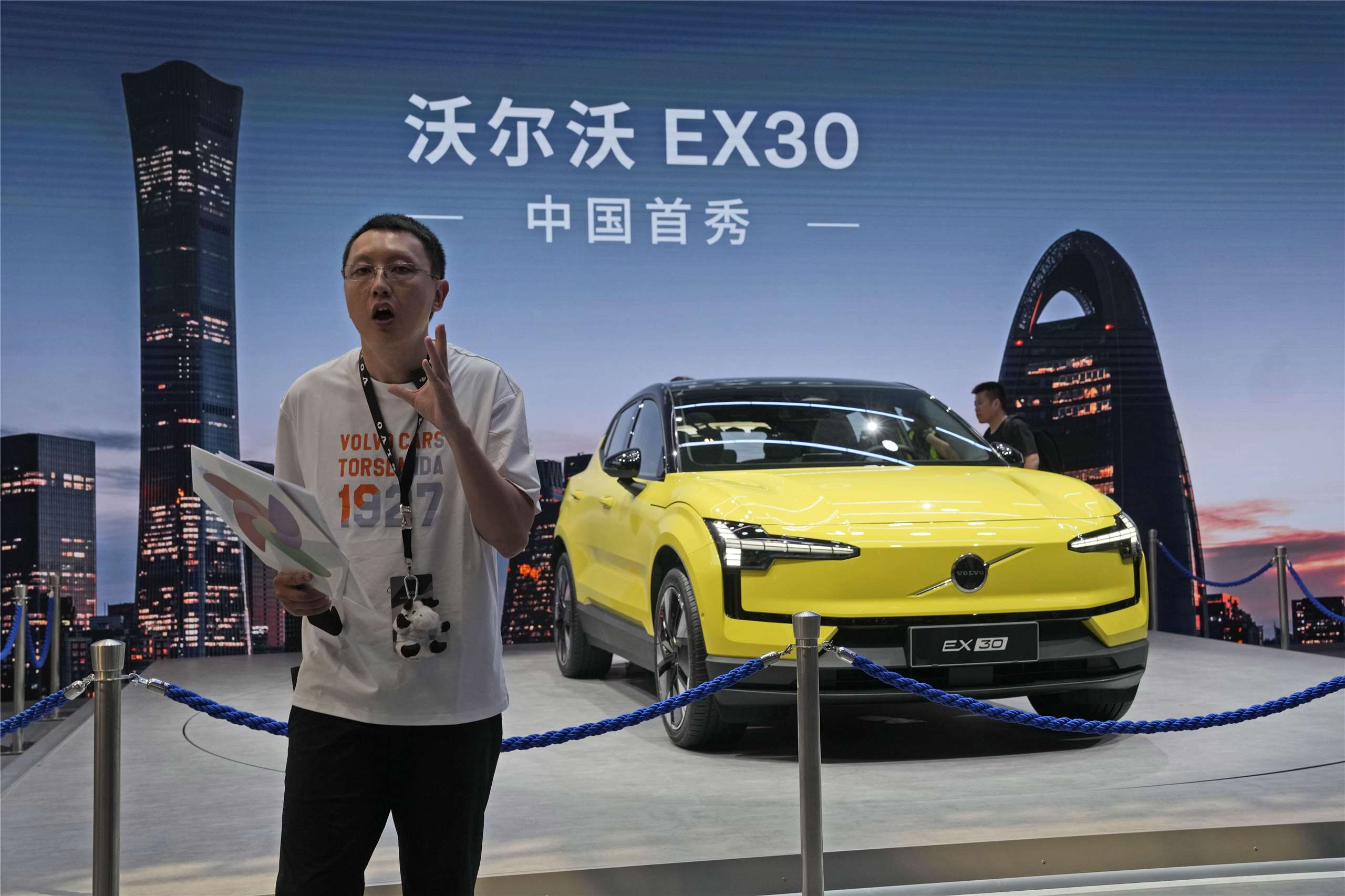 中國6月汽車出口首次突破百萬輛，國內市場銷量卻持續下滑。圖為一名直播主介紹沃爾沃車款。資料照。