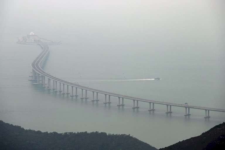 颱風紅霞26日凌晨在廣東沿海登陸，港珠澳大橋主橋臨時封橋。(檔案照)