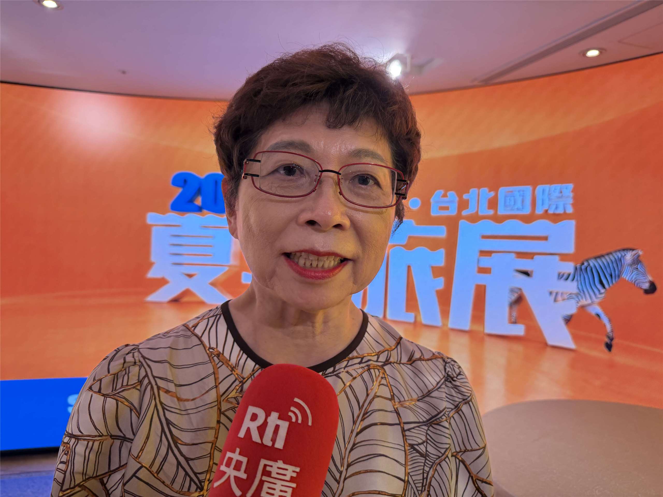台灣旅遊交流協會會長賴瑟珍8日在「2026台北國際夏季旅展」展前記者會上受訪說明今年旅展的亮點。(吳琍君 攝)