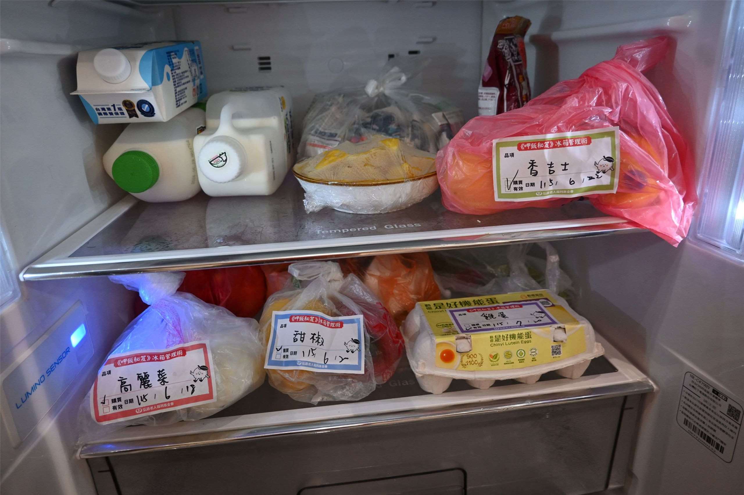 冰箱管理術教長者善用寫上品項與日期的貼紙標籤，打開冰箱食材一目了然，讓食材存得巧也吃得健康。(圖：弘道老人福利基金會提供)