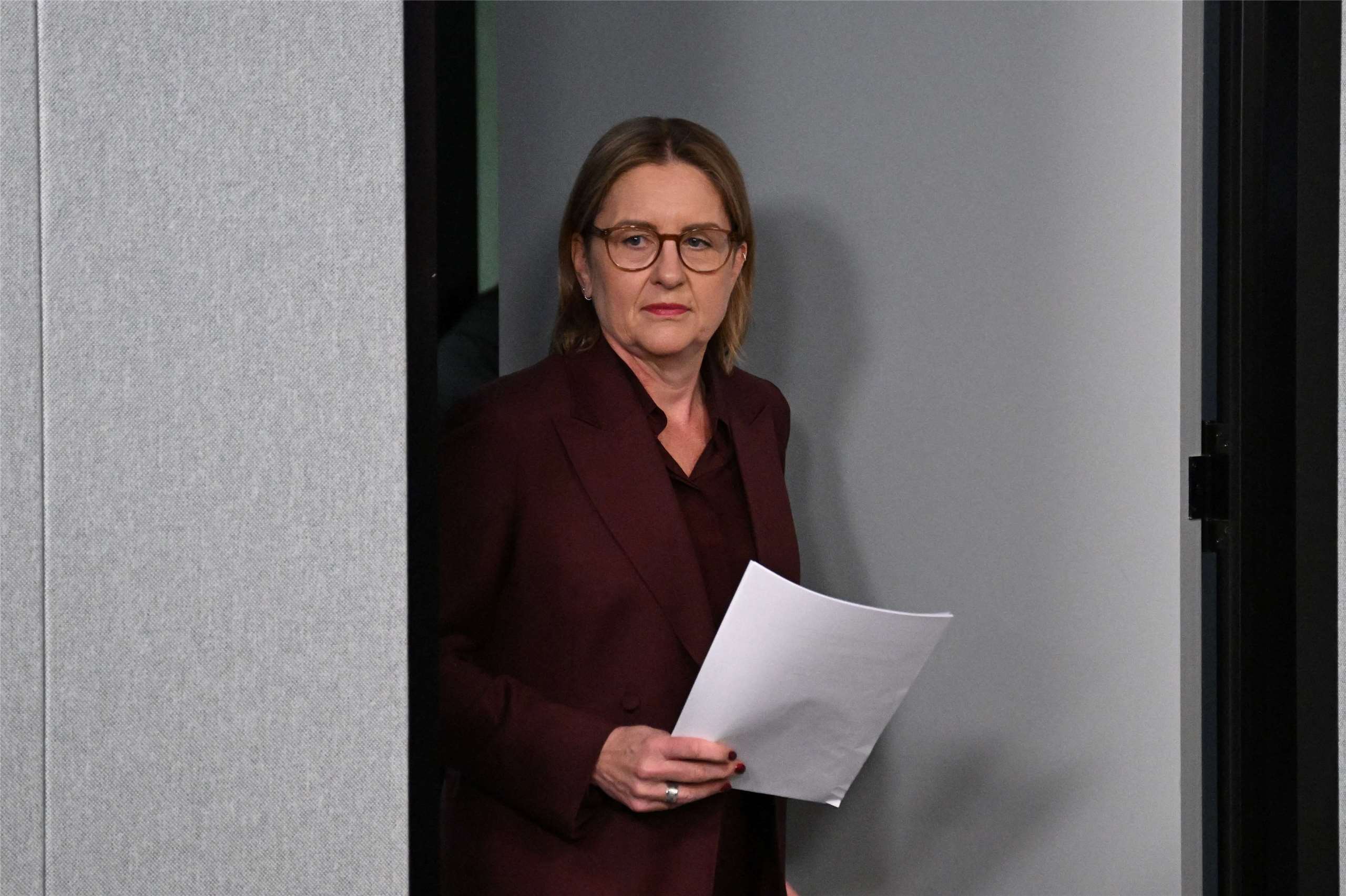 澳洲維多利亞州長艾藍(Jacinta Allan)自2023年執政以來，選民們對於工黨執政長達12年感到厭倦，加上經濟衰退，造成艾藍的支持率持續下滑。