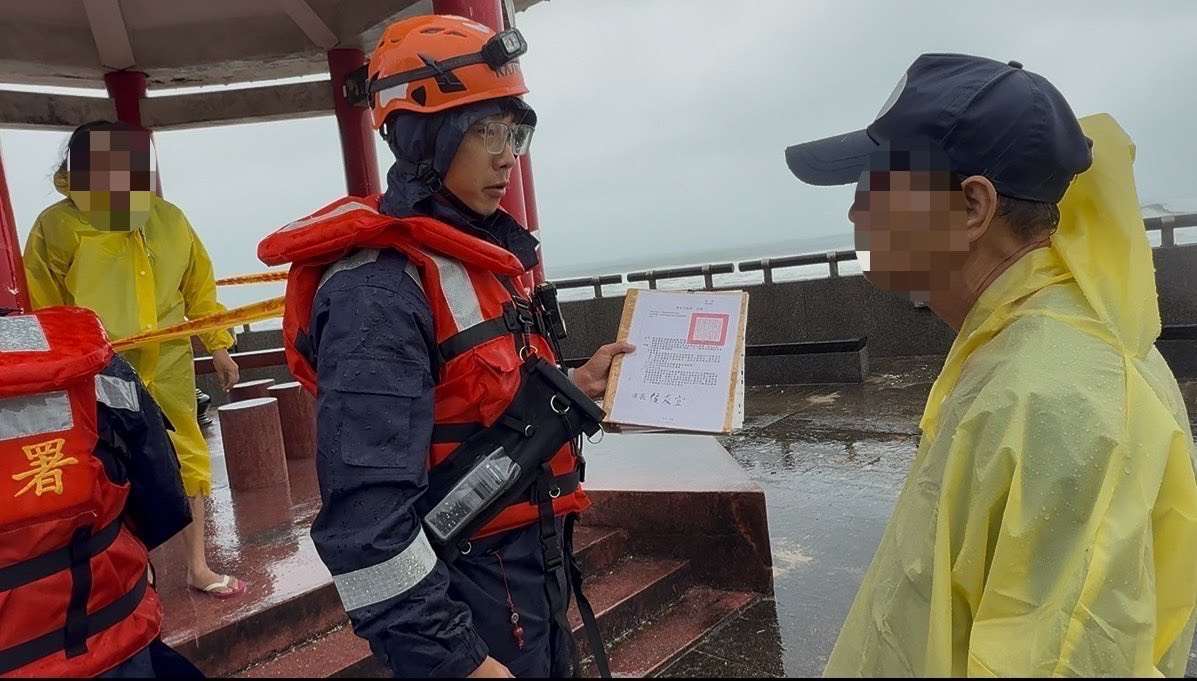 颱風巴威襲台期間，仍有民眾闖入警戒區內，海巡署舉發2天共計19人違規。(圖：海巡署提供)
