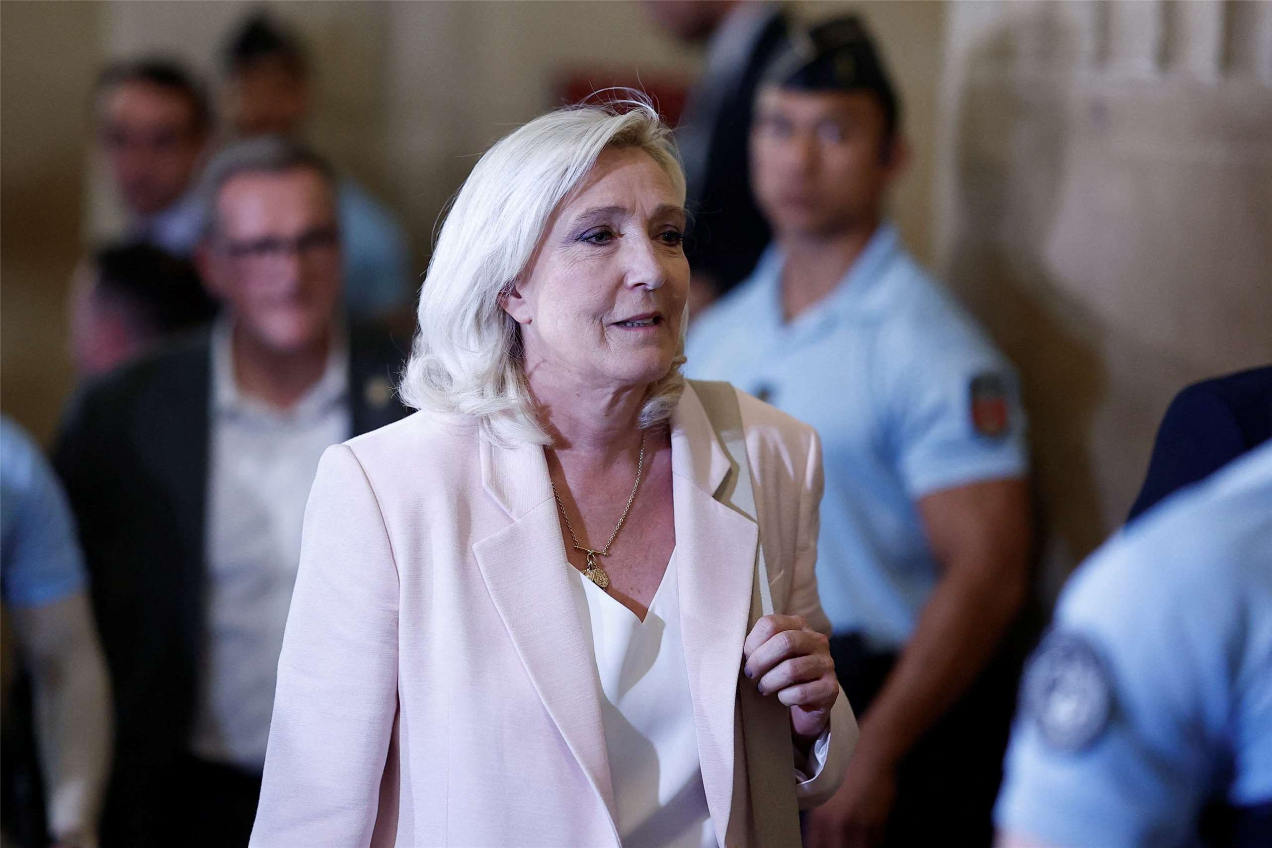 法國極右派領袖雷朋(Marine Le Pen)涉詐領歐洲議會助理費案，巴黎上訴法院7日判決雷朋有罪，但減輕她的刑罰，改判褫奪公權15個月及戴電子腳鐐方式監控1年。