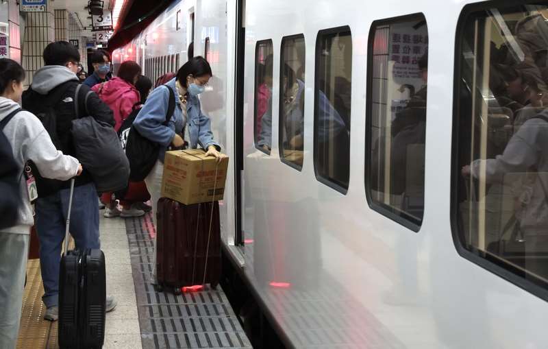 萬里溪堰塞湖紅色警戒，台鐵17日宣布，中午12時前全線各級列車正常行駛。(中央社資料照片)