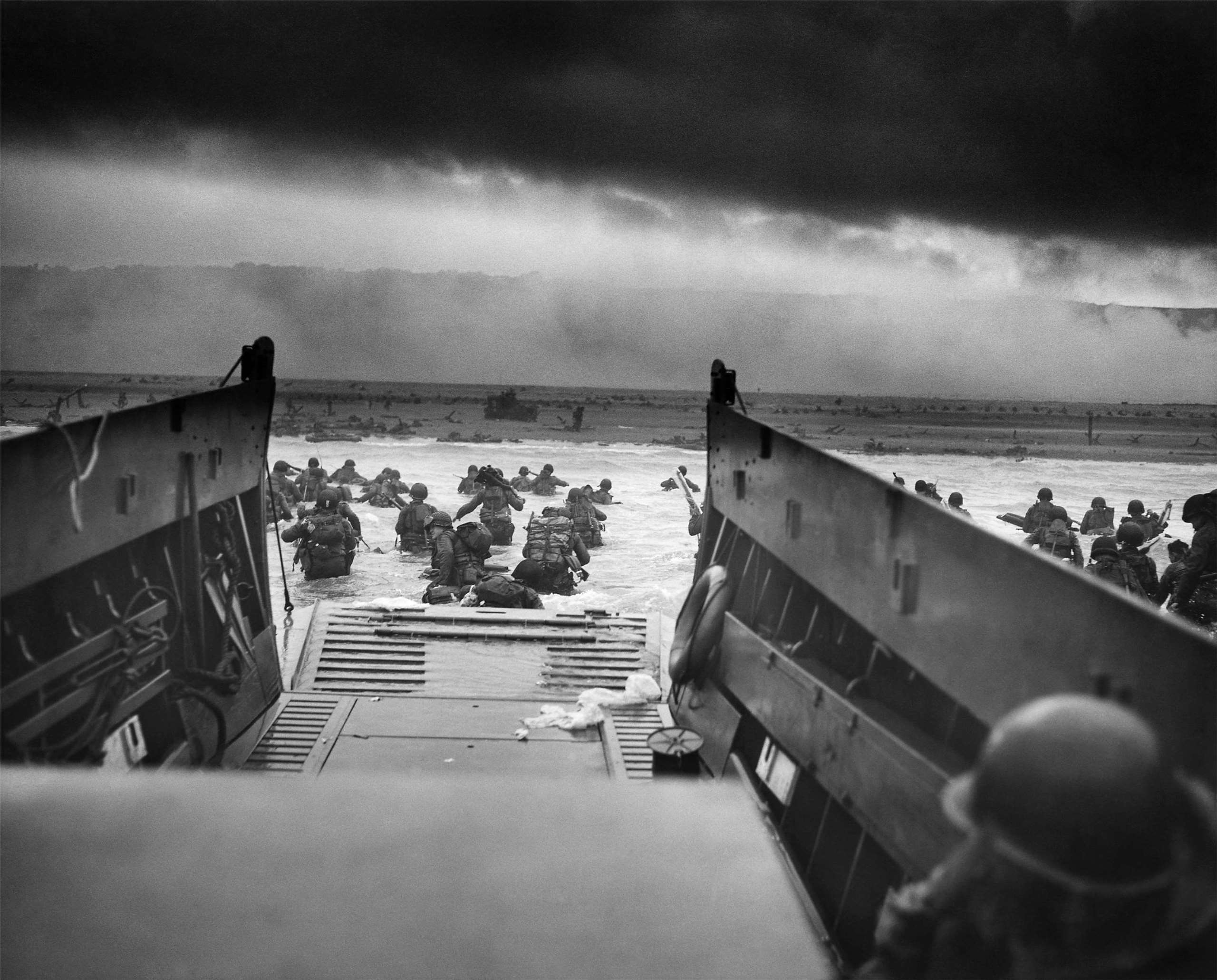 1944年6月6日，美軍登陸奧馬哈海灘。資料照。(Robert F. Sargent/維基百科)