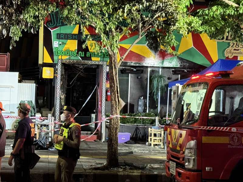 位於首都曼谷郊區的一家酒吧12日深夜發生大火，造成至少27人死亡。泰國國家警察13日凌晨2點左右(台灣凌晨3點)在社群媒體發文說，這場火勢已「獲得控制」。