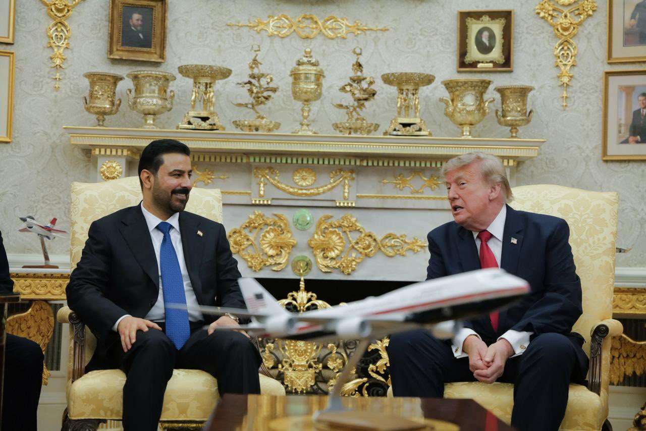 美國總統川普(Donald Trump)14日在白宮會見到訪的伊拉克總理柴迪(Ali al-Zaidi, 左)。(圖:X@IraqiPMO)