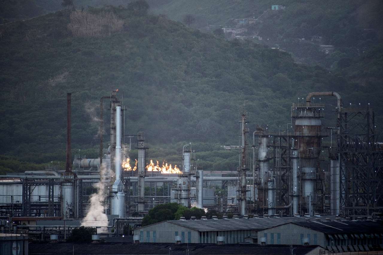 委內瑞拉政府稱，上月發生強震並未影響境內石油生產。圖為委內瑞拉石油公司(Petroleos de Venezuela, PDVSA)煉油廠。資料照片(AFP)