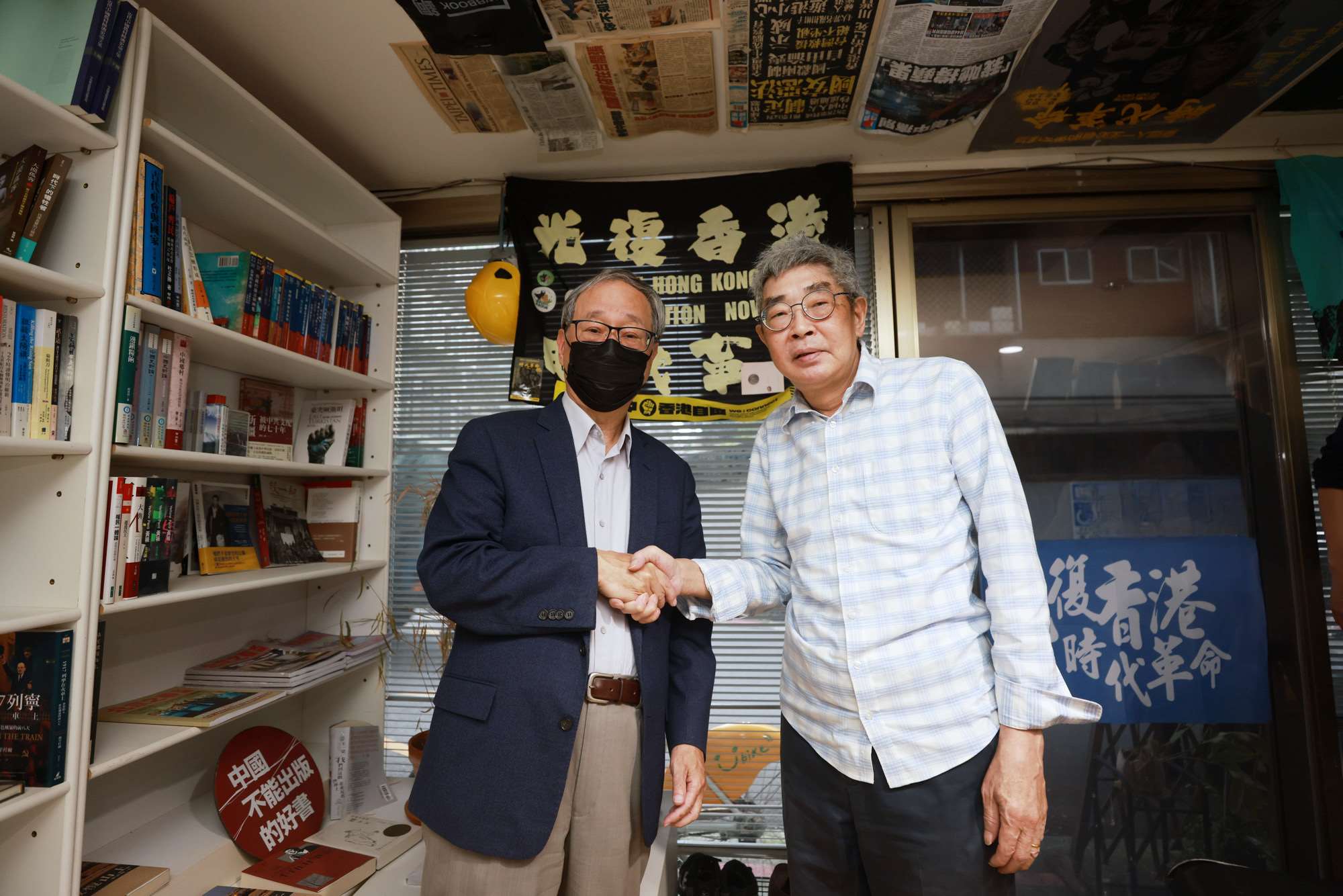 銅鑼灣書店店長林榮基(右)與文化部長李遠(左)於今年4月在銅鑼灣書店合影。(文化部提供)