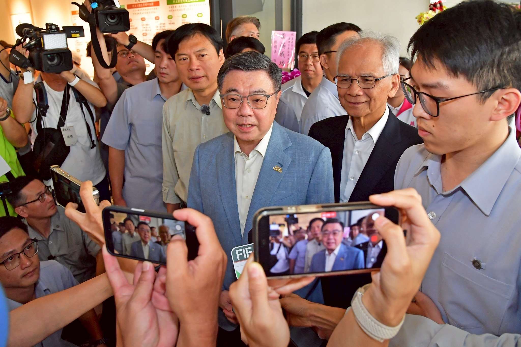 行政院長卓榮泰17日一早出席活動受訪，針對中聯油脂再爆出隱匿問題油品批號，要求嚴查嚴辦。(圖：行政院提供)