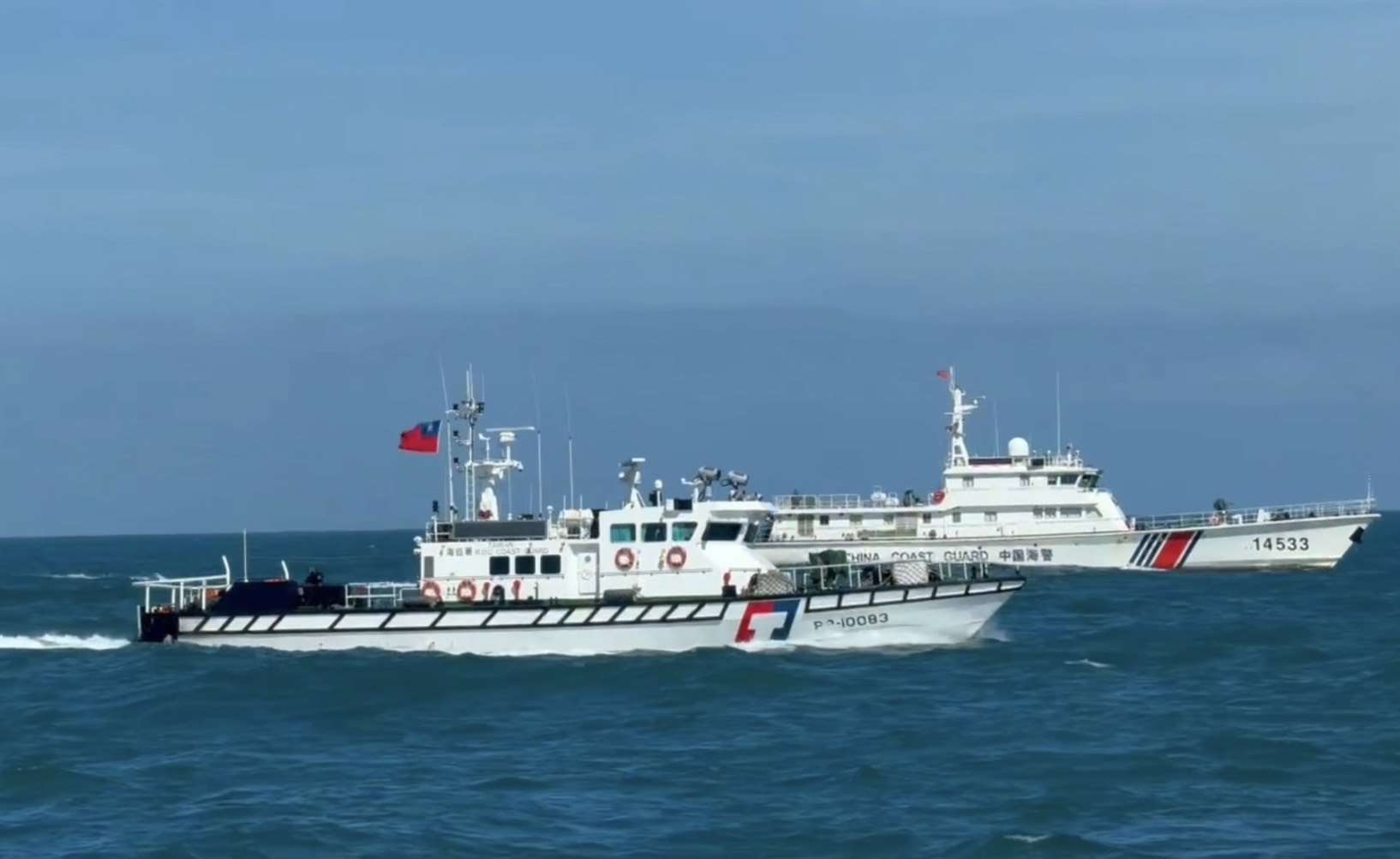 海巡署金馬澎分署表示，14日下午3時許，第十二巡防區偵獲4艘中國海警船，分兩組於金門南方水域朝限制水域航行，立即調派4艘巡防艇一對一併航對應，全程蒐證，並透過中、英文無線電廣播要求中國海警船立即駛離。(圖：海巡署金馬澎分署)