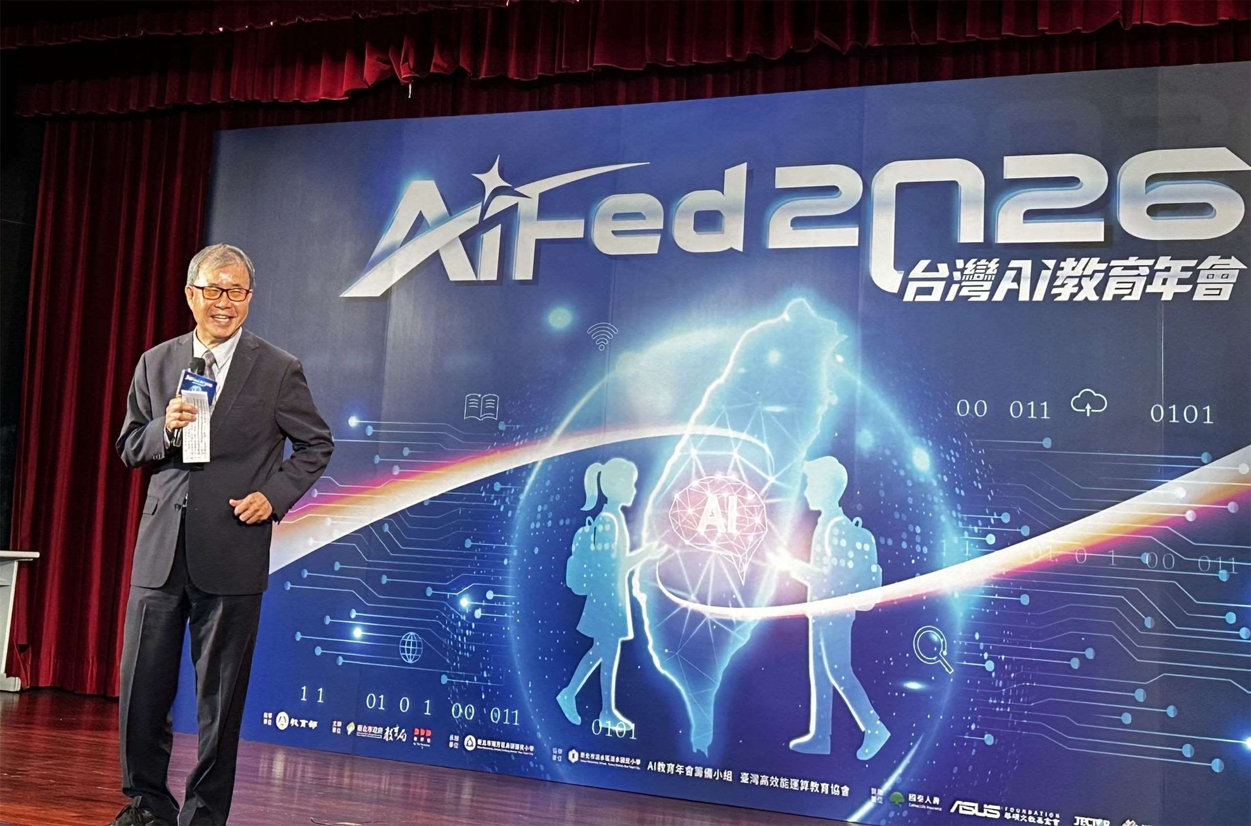 教育部長鄭英耀出席2026台灣AI教育年會，肯定基層老師們是台灣半導體業發達的幕後英雄。(楊雨青攝)