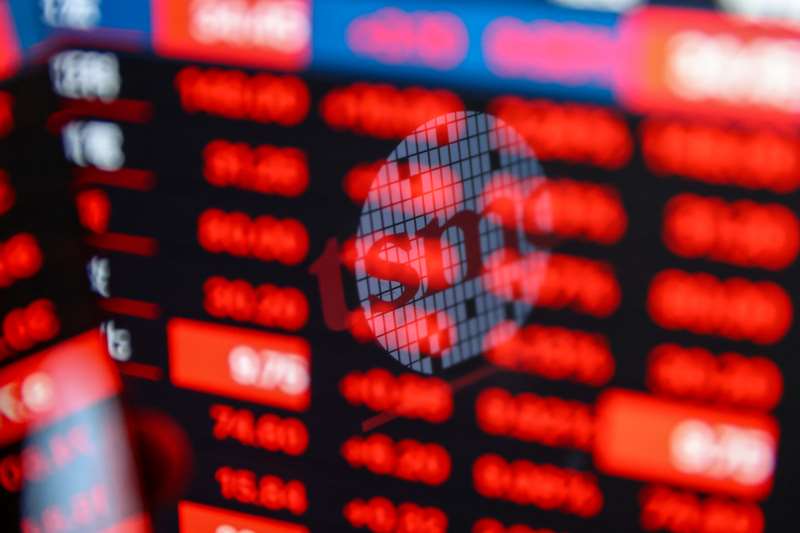 美股費城半導體指數勁揚逾5%，激勵台股22日早盤上漲逾千點，最高至45300點左右。
