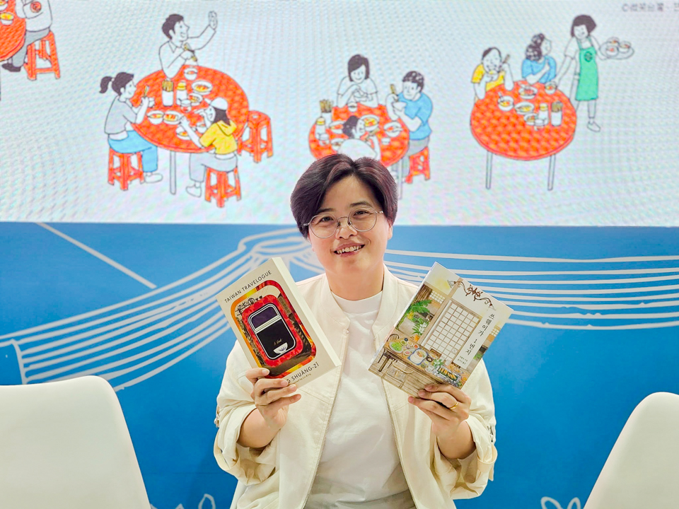 芬蘭第一大報「赫爾辛基日報」(Helsingin Sanomat)大篇幅刊出國際布克獎得主楊双子專訪。(央廣檔案照/江昭倫 攝)
