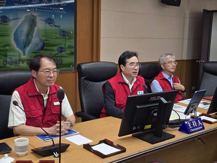 經濟部水利署長林元鵬(中)今天(3日)召開防汛整備視訊會議，盤點0625豪雨災情嚴重的台南、高雄、屏東等地搶修險辦理情況。(圖 : 經濟部水利署)