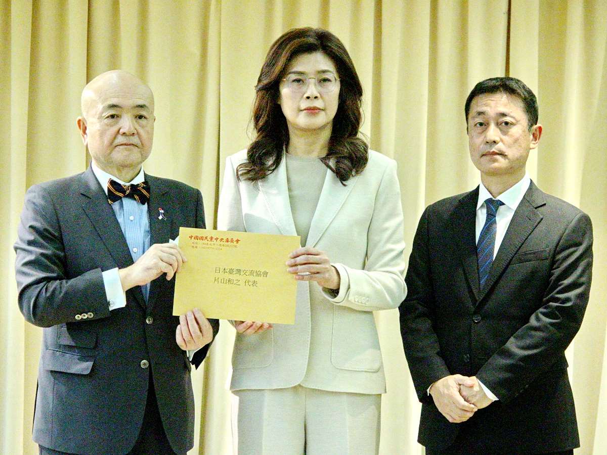 國民黨主席鄭麗文(中)向日本駐台代表片山和之(左)遞交表明援助信函，表達對熊本強震的慰問與支持，圖右為台灣熊本會會長本島知明 (央廣記者王照坤 攝)