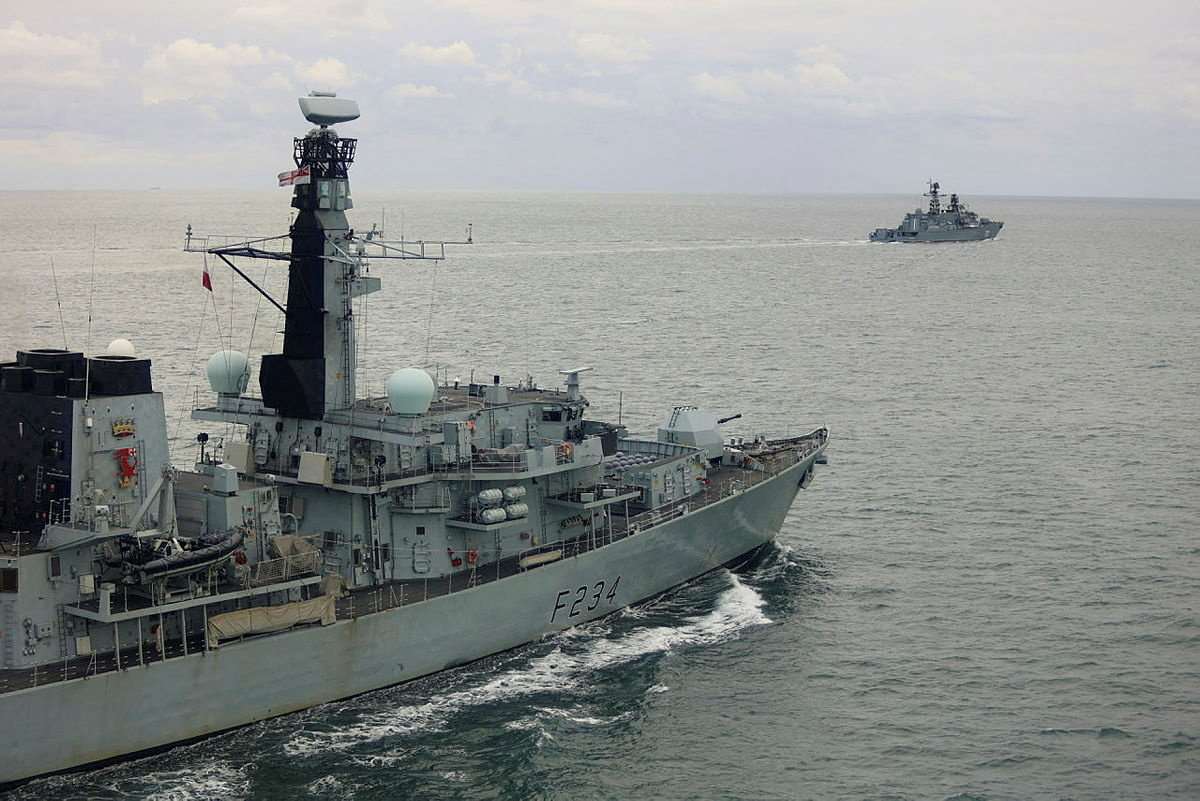 英國皇家海軍「鐵公爵號」（前景）在英吉利海峽一路監視俄羅斯海軍船艦「無畏號」(Neustrashimy)。(路透社/達志影像)