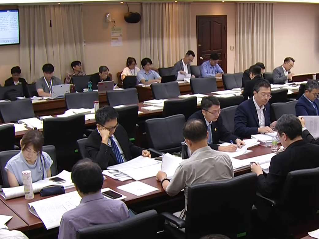 立法院交通委員會13日歷經冗長的討論，最後依照行政院版本及各委員版本再修正通過「道路交通管理處罰條例」第21條第3項，因毒駕、或拒檢、或確認有吸食毒品者，於駕照吊銷期間開車上路，將由現行開罰新台幣1萬2千元提高至3萬6千元，且累計罰鍰無上限，並沒入車輛。(翻攝國會頻道)