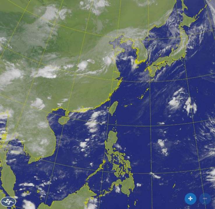 21日前南海熱帶雲簇消長，提供台灣附近西南風及水氣，增大氣不穩定性，連日將有午後大雷雨；關島附近熱帶低壓，下午2時可能發展成颱風紅霞。(圖:交通部中央氣象署)