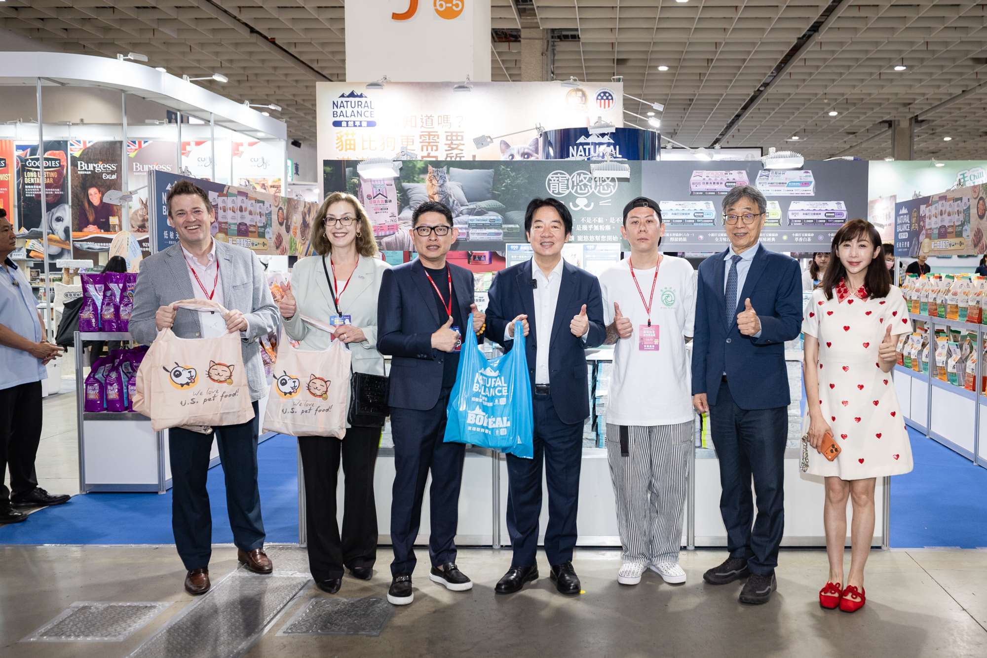 賴清德總統3日出席「台北寵物用品展」開幕典禮，並幫自己養的兩隻狗狗斑斑和Murphy採買寵物用品。(圖：總統府)