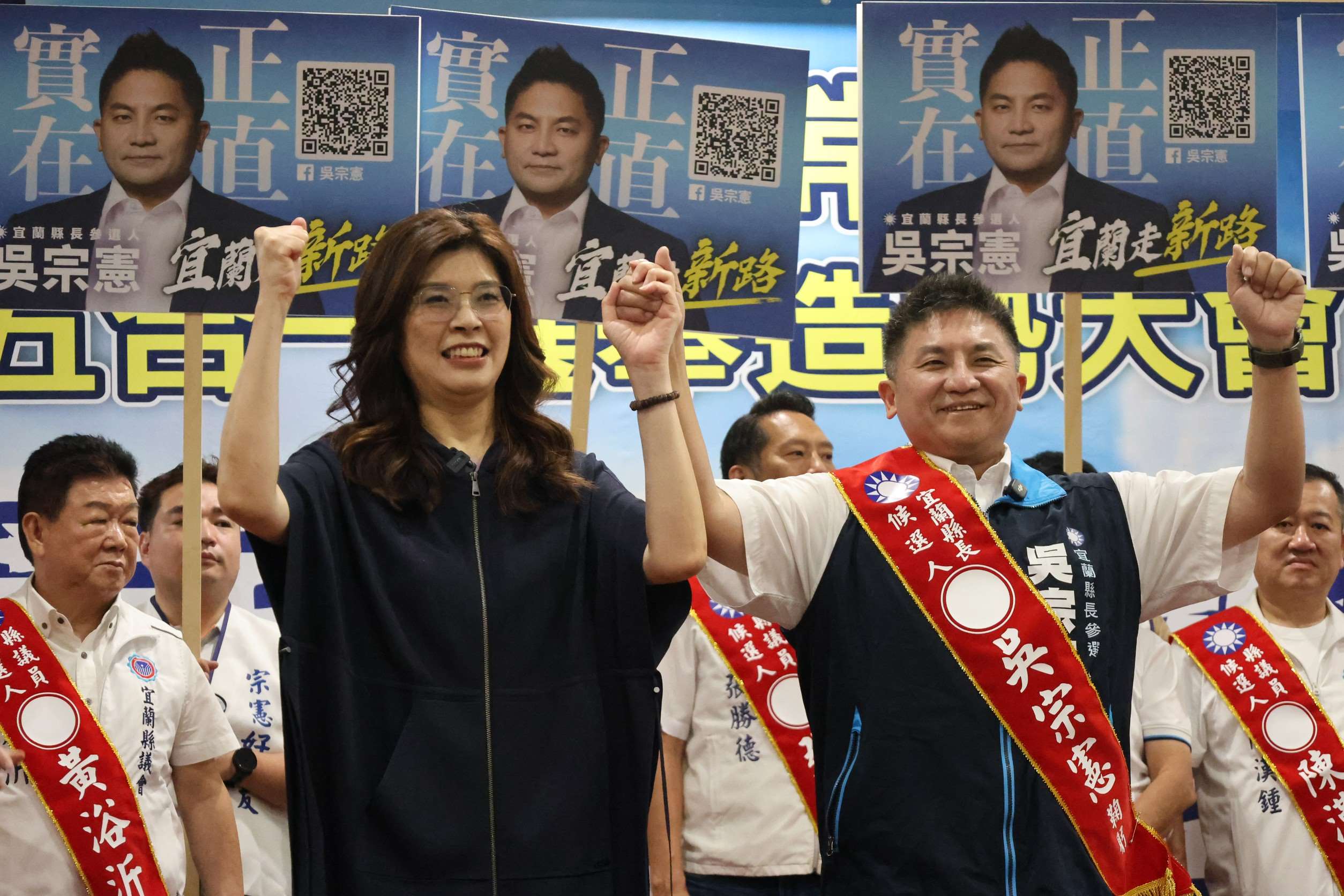 國民黨行動中常會今天(15日)移師宜蘭舉行。國民黨主席鄭麗文(前左)為國民黨宜蘭縣長參選人吳宗憲(前右)輔選。（國民黨提供）