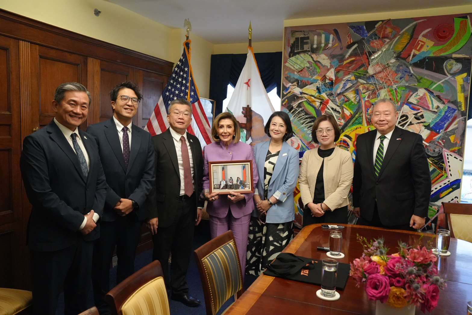 民進黨立法院黨團訪美拜會美國國會重量級領袖裴洛西(Nancy Pelosi)(中)，盼深化台美合作共同守護印太和平穩定（圖：民進黨團提供）