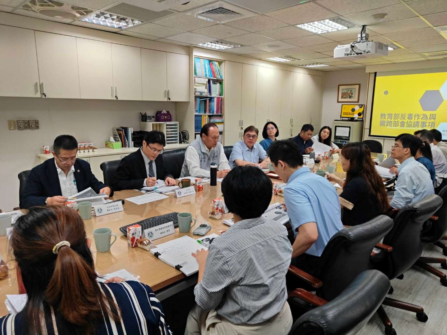 行政院政務委員季連成(左三)赴教育部視察並宣示跨部會合作打造校園反毒防護網。(教育部提供)