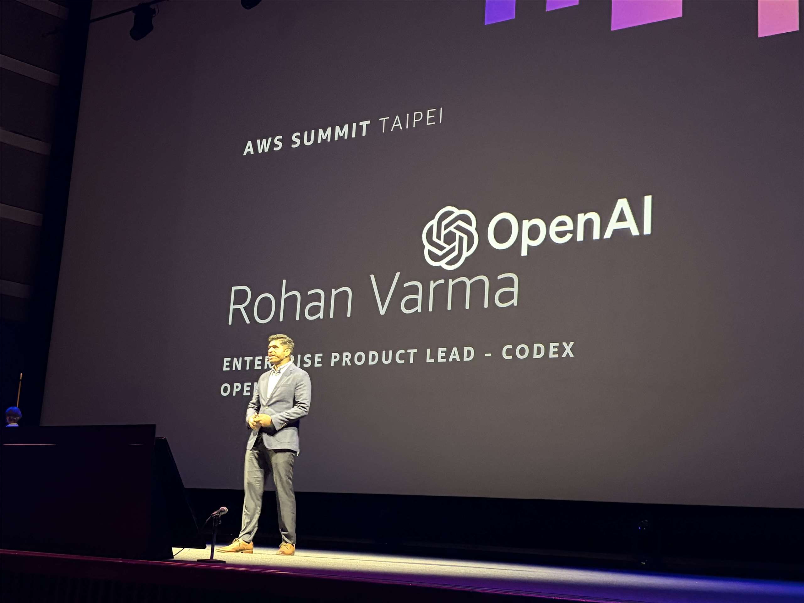 OpenAI Codex企業產品負責人瓦爾瑪(Rohan Varma)15日在「AWS Summit Taipei 2026」發表演說，他指出，AI下階段應用不僅是更強大的模型，而是能在企業環境中安全、可靠完成工作的AI代理。(蔡芃敏 攝)