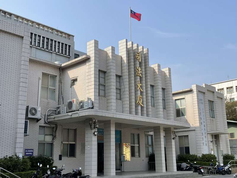 金門小三通邱姓旅客14日自廈門入境金門，夾藏保育類活體烏龜、土撥鼠等遭海巡及海關查獲。檢方15日表示，邱姓被告涉違反野保法罪嫌重大，訊後諭知5萬元交保並限制出境。圖為金門地檢署所在司法大廈外觀。