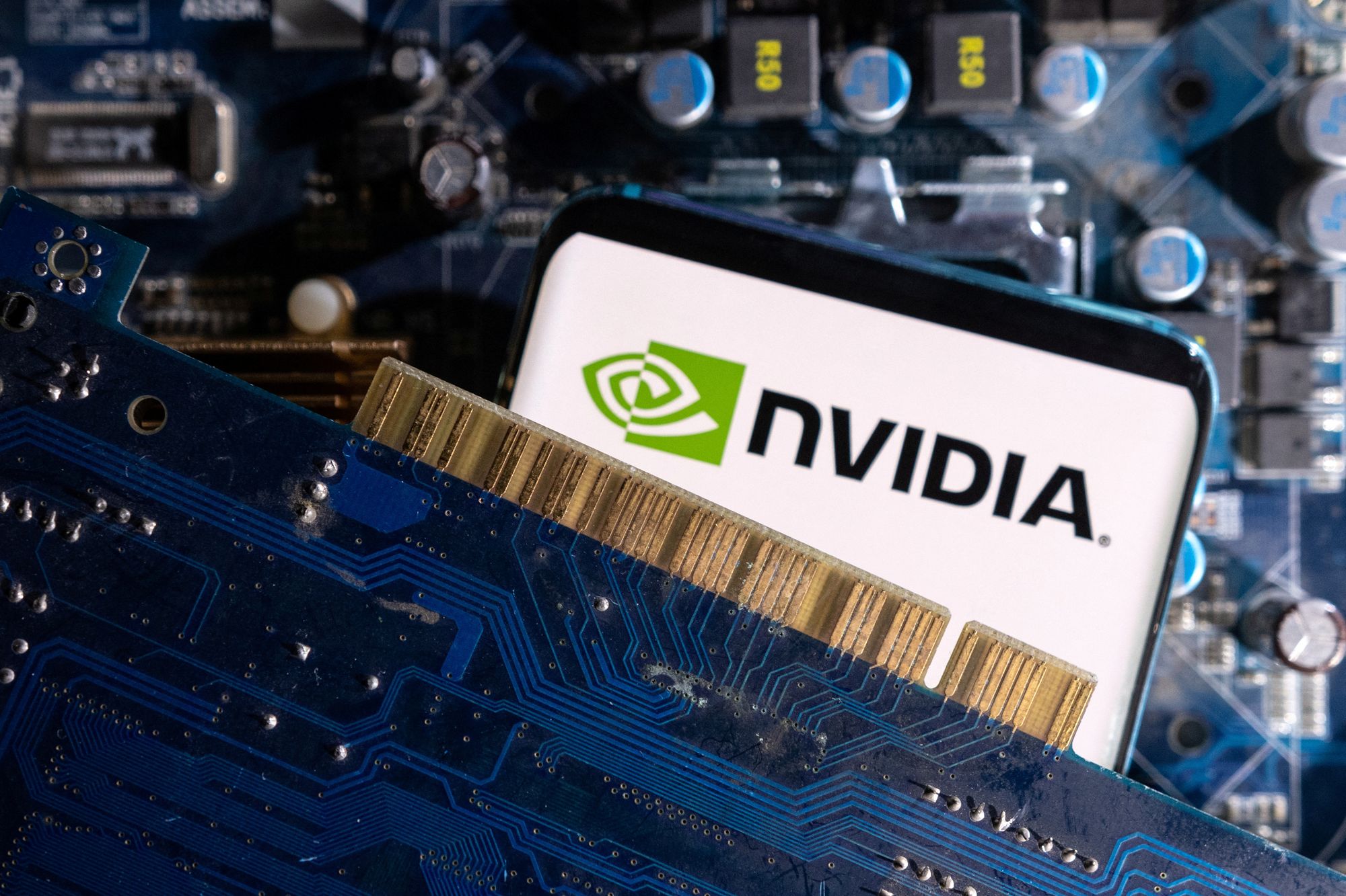 繪圖晶片大廠輝達 (NVIDIA)為配合美國政府防堵AI晶片透過第三地流向中國，正祭出史上最嚴格客戶管理，導致合格亞洲客戶數量直接腰斬。示意圖(路透社/達志影像)
