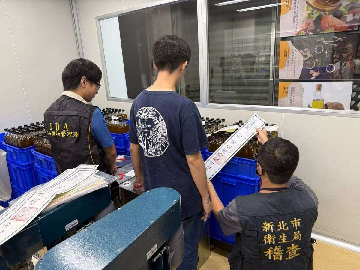 連淨公司自主通報其製造的「連淨苦茶油」產品檢出「苯駢芘」超標，食藥署與新北衛生局現場查核封存。(食藥署提供)