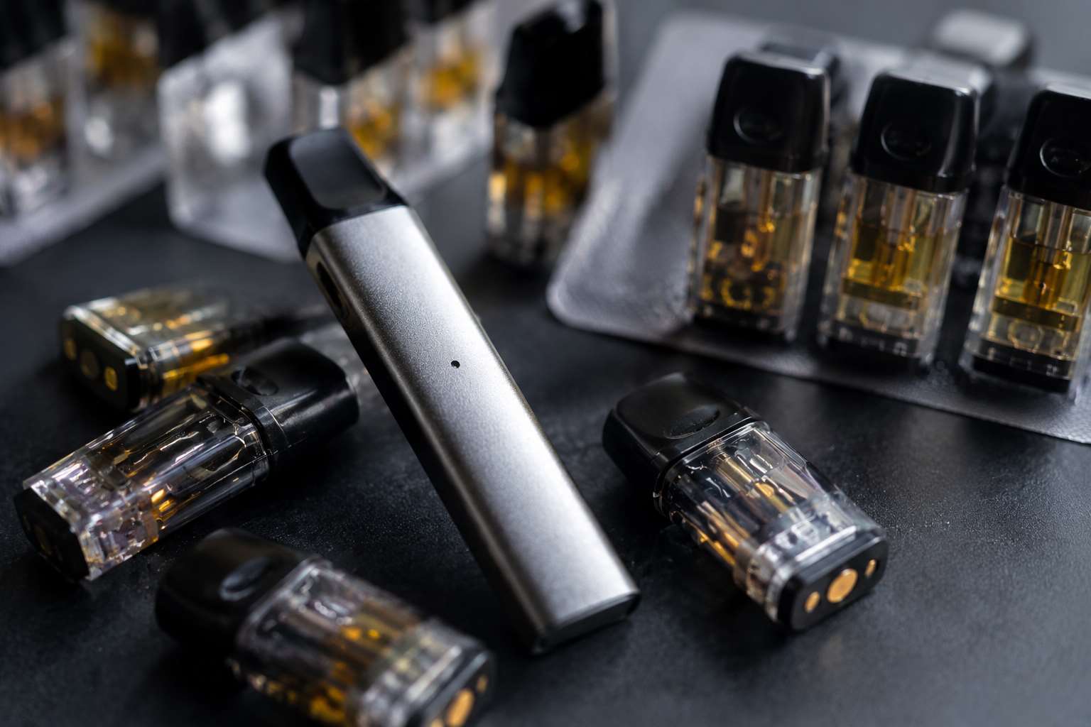 近來電子煙混入新興毒品「依托咪酯」使用猖獗，根據衛福部統計，俗稱「喪屍煙彈」的新興毒品「依托咪酯」已成為毒品使用大宗。(示意圖/AI生成)