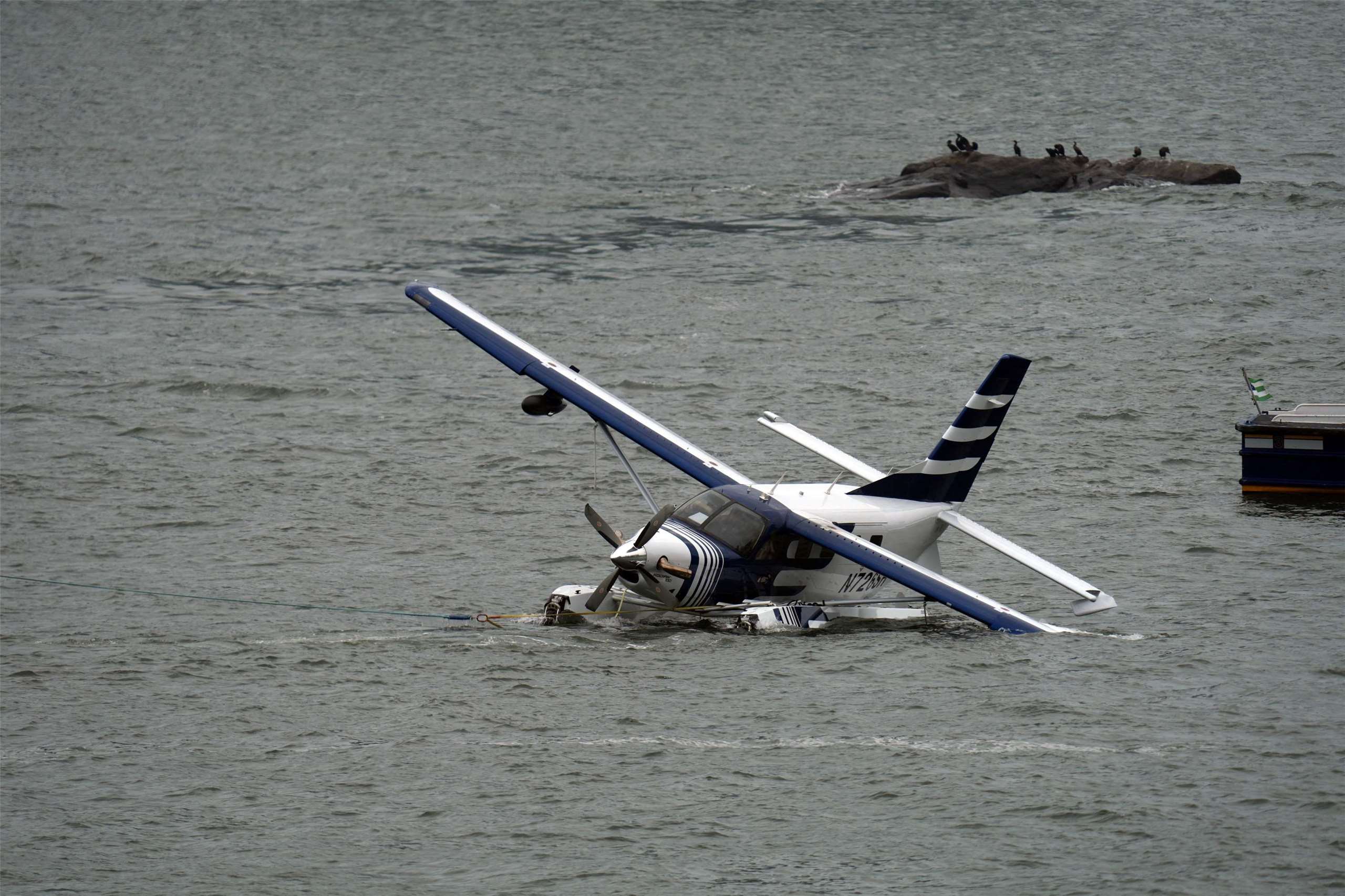 一架水上飛機5日在紐約市東河（East River）緊急迫降，機上8人獲救。
