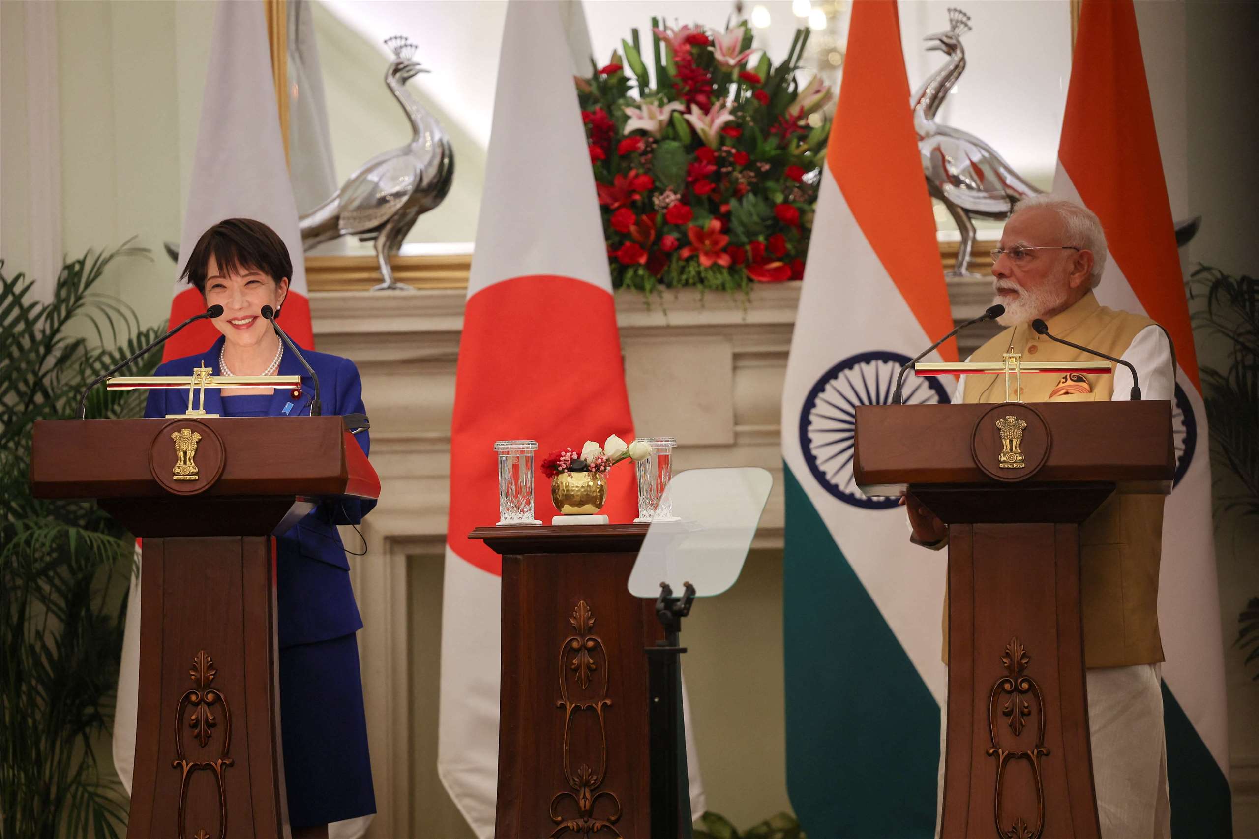 日本首相高市早苗(左)2日與印度總理莫迪(Narendra Modi)(右)在新德里舉行會晤，兩人會後在聯合記者會以「兄妹」互稱。(路透社/達志影像)