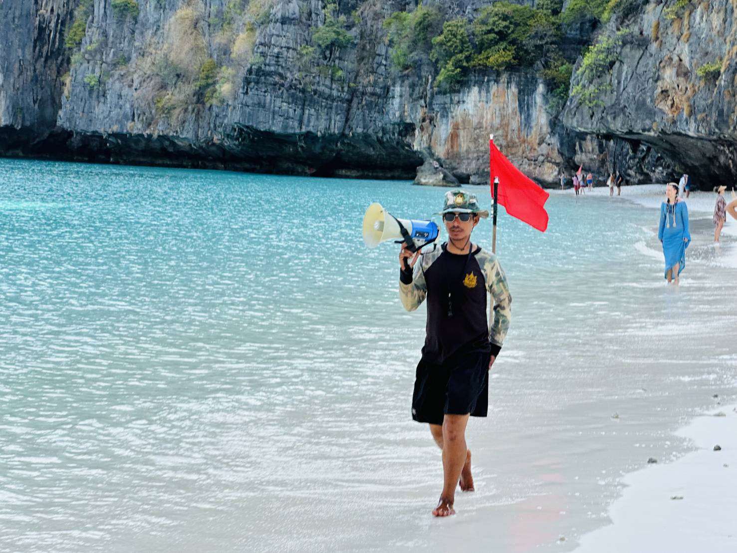 國家公園管理員在瑪雅灣海灘上強力執法，屢勸不聽會立刻開罰！（黃小莫提供）