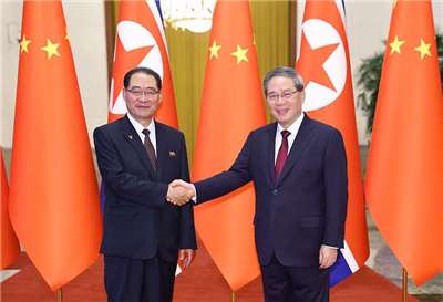 中國國務院總理李強（右）11日上午在北京人民大會堂與北韓總理朴泰成（左）舉行會談。(圖翻攝中國政府網)