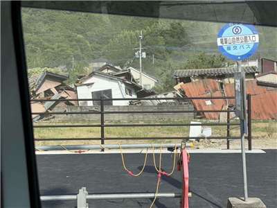 日本熊本7.1強震導致熊本週邊城鎮陸續傳出災情，基督教芥菜種會攜手日本社福團體投入賑災。圖為龍峯山自然公園附近房屋倒塌。(圖取自芥菜種會粉專)