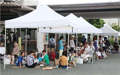 日本熊本28日發生7.1強震，熊本縣冰川町居民排隊領取日本自衛隊提供的供水援助。(AFP)