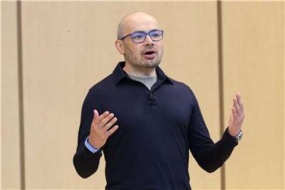 Google DeepMind執行長哈薩比斯(Demis Hassabis)領導團隊開發Gemini等人工智慧模型，是全球AI發展的重要人物。