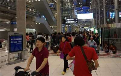 泰國將撤銷原本適用93個國家及地區、最長可停留60天的免簽制度，改採「一國一待遇」原則，依經濟、安全、外交關係及互惠條件重新分級。圖為曼谷蘇凡納布國際機入境大廳。