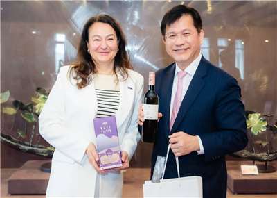 外交部長林佳龍於15日接見斯洛維尼亞民主黨國會議員及青年團成員。(圖 : 林佳龍臉書)